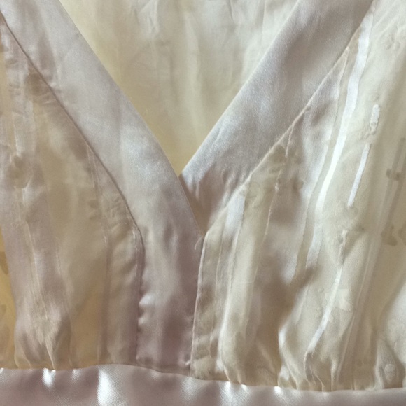 NWOT Guess satin trim and lined top. - Picture 4 of 7